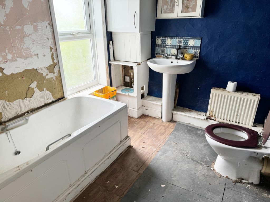 Lot: 5 - BAY FRONTED TERRACE HOUSE FOR IMPROVEMENT - Bathroom